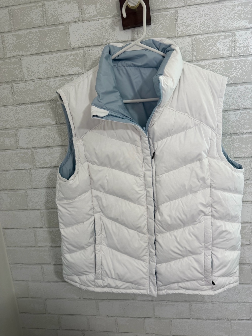 Columbia Reversible White and Light Blue Puffer Vest - Lightweight Layering XL
